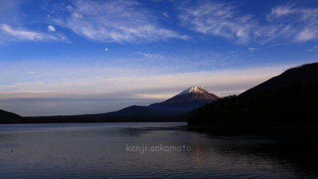 富士山と本栖湖そしてお月様